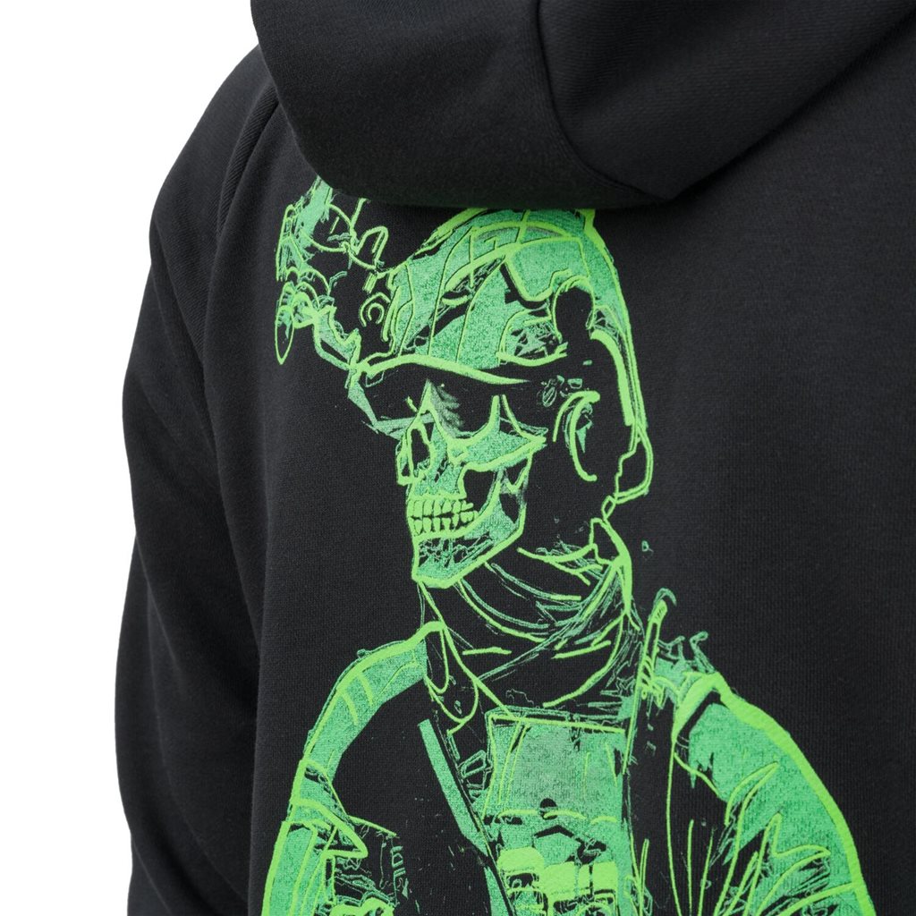 Sudadera negra con capucha DIRECT ACTION, logo frontal y estampado posterior de esqueleto táctico 'INTO THE DARK'