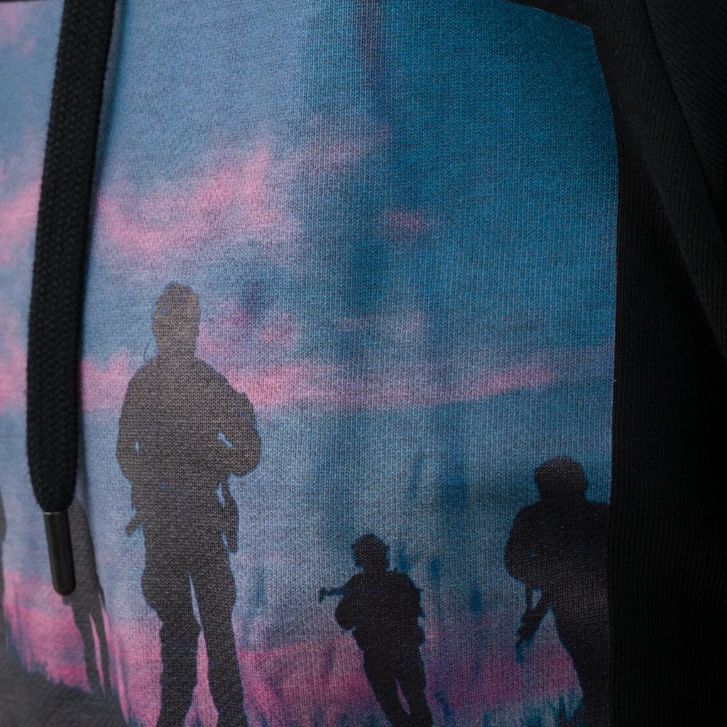 Sudadera con capucha SUNSET negra con estampado frontal de militares al atardecer y bolsillo canguro