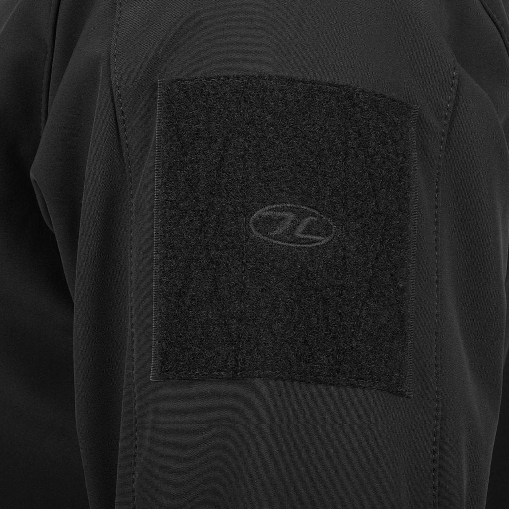 Chaqueta softshell ODIN negra de HIGHLANDER, corte anatómico y tres bolsillos