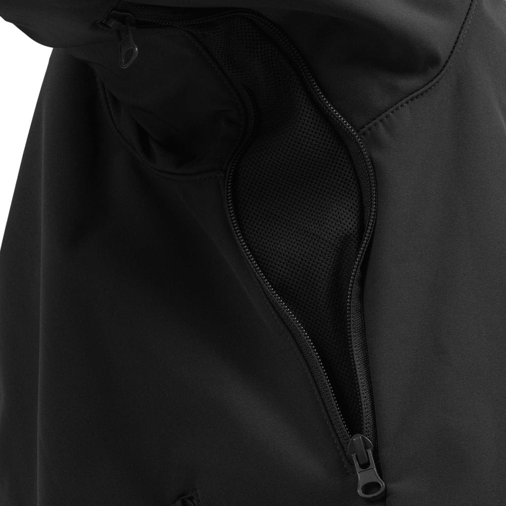 Chaqueta softshell ODIN negra de HIGHLANDER, corte anatómico y tres bolsillos