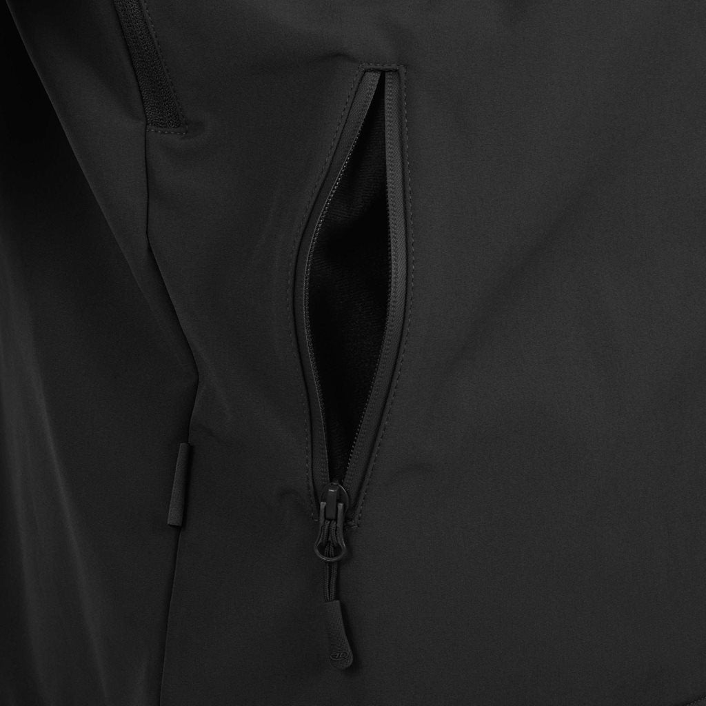 Chaqueta softshell ODIN negra de HIGHLANDER, corte anatómico y tres bolsillos