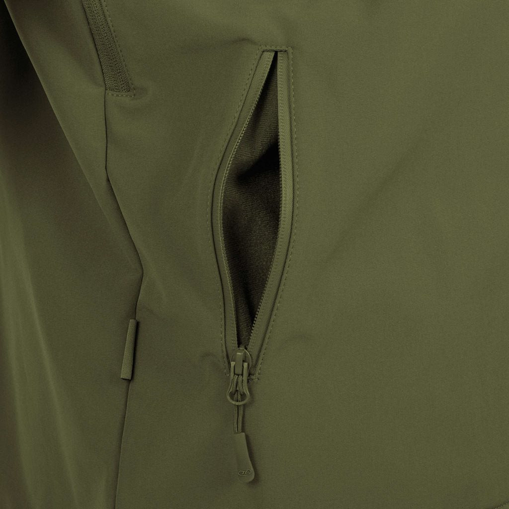 Chaqueta Softshell ODIN HIGHLANDER verde con corte anatómico y tres bolsillos
