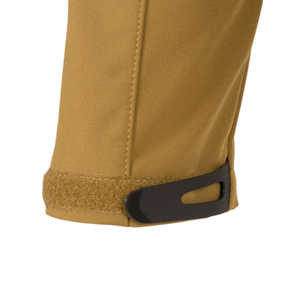 Chaqueta softshell ODIN color coyote con tres bolsillos y corte anatómico