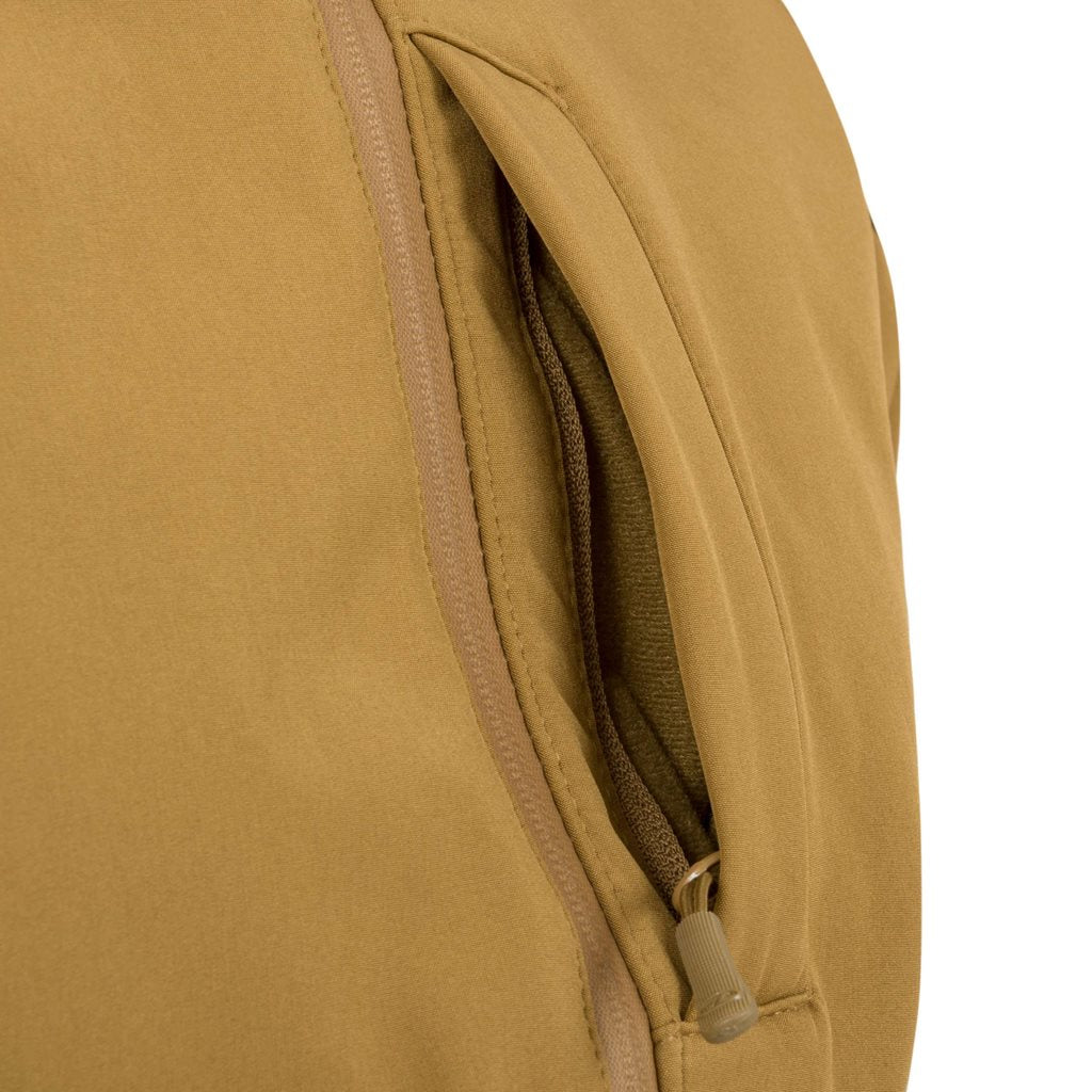 Chaqueta softshell ODIN color coyote con tres bolsillos y corte anatómico