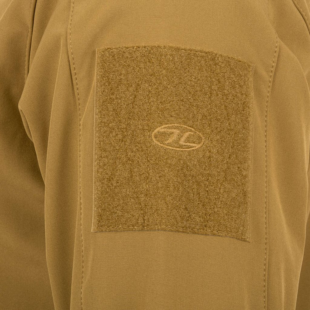 Chaqueta softshell ODIN color coyote con tres bolsillos y corte anatómico