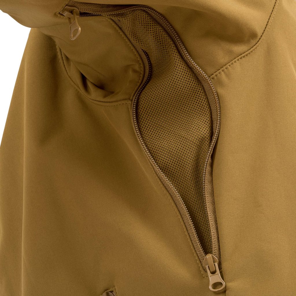 Chaqueta softshell ODIN color coyote con tres bolsillos y corte anatómico