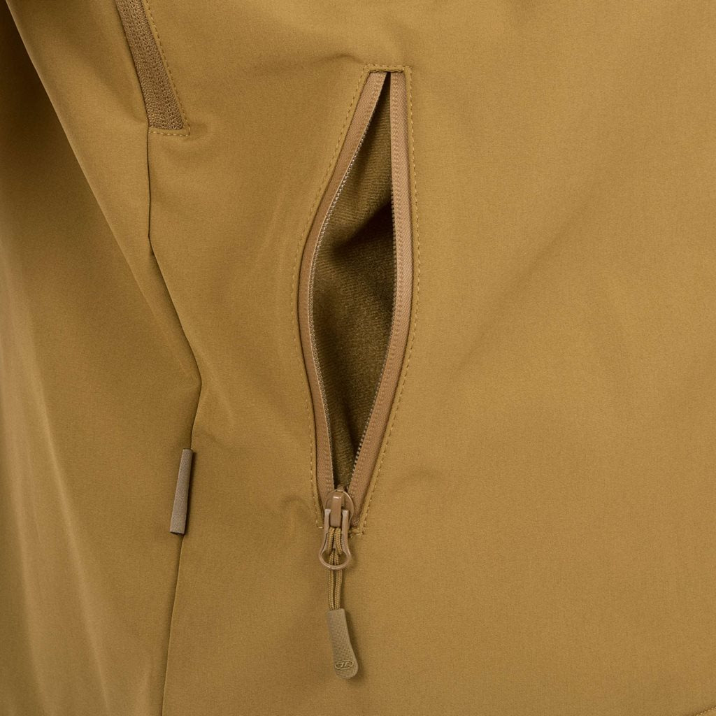 Chaqueta softshell ODIN color coyote con tres bolsillos y corte anatómico