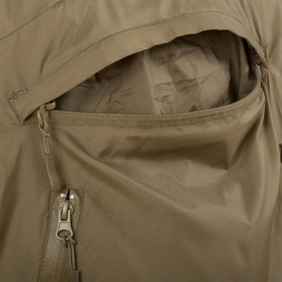Anorak HALO verde, ligero y compacto, vista frontal