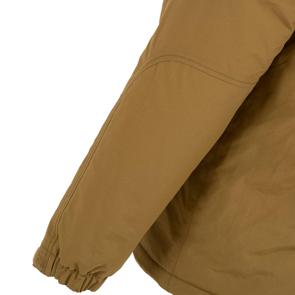 Chaqueta STRYKER COYOTE TAN táctica con capucha guardada en cuello y cinco bolsillos