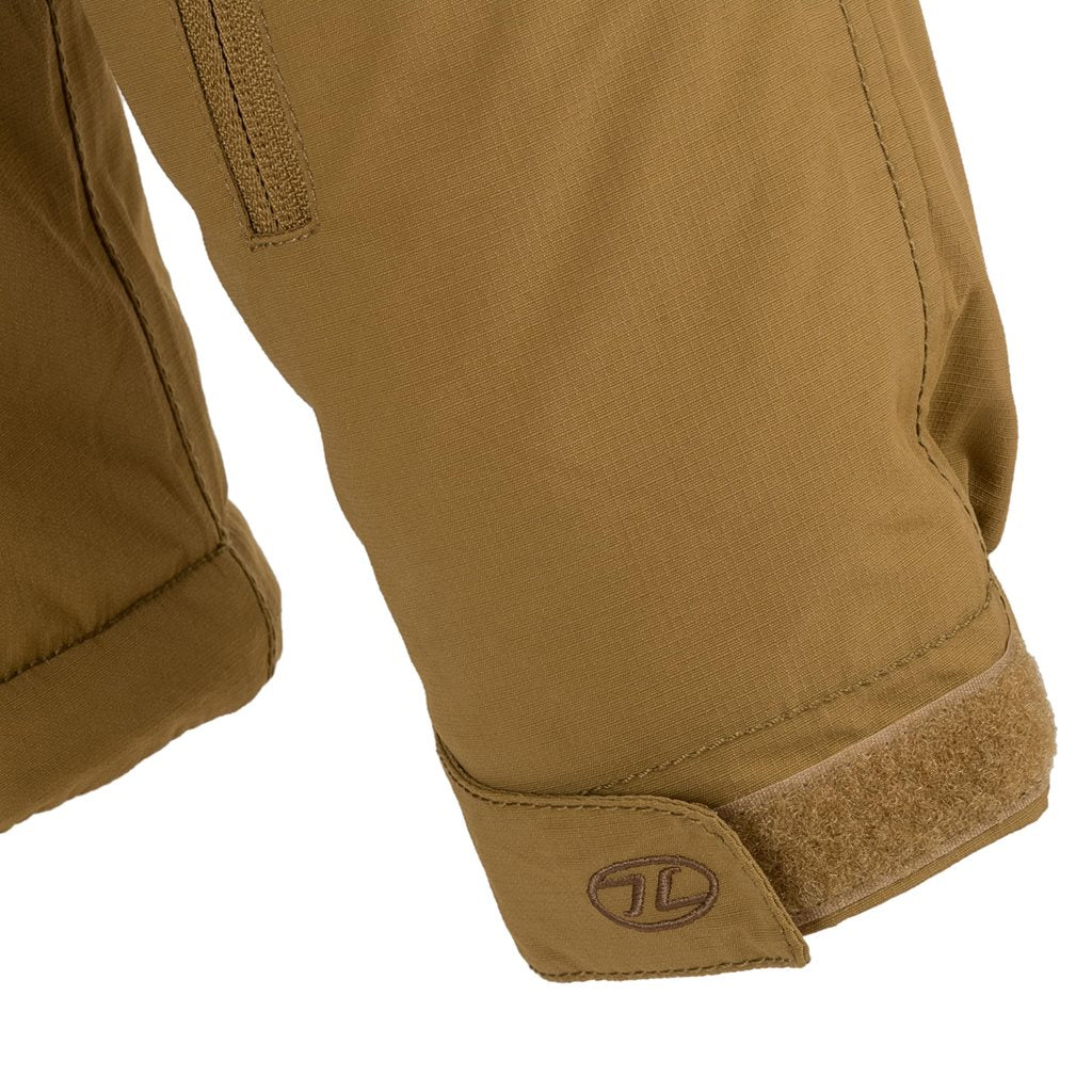 Chaqueta STRYKER COYOTE TAN táctica con capucha guardada en cuello y cinco bolsillos
