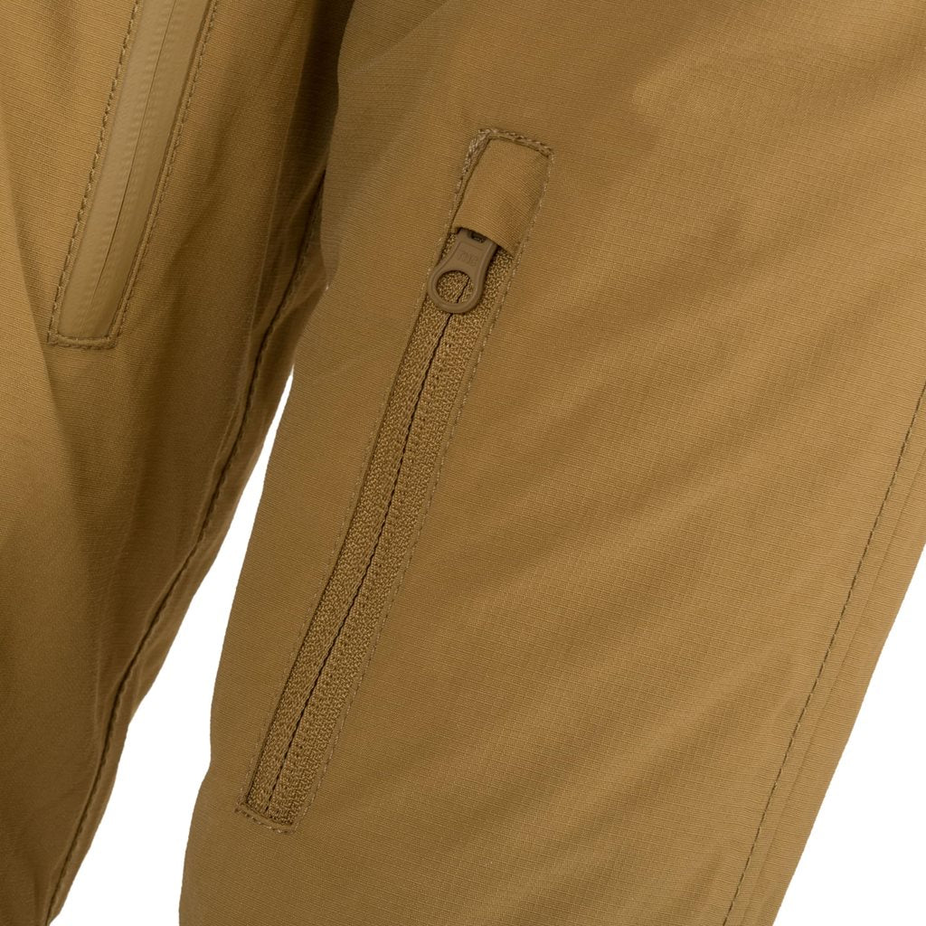 Chaqueta STRYKER COYOTE TAN táctica con capucha guardada en cuello y cinco bolsillos