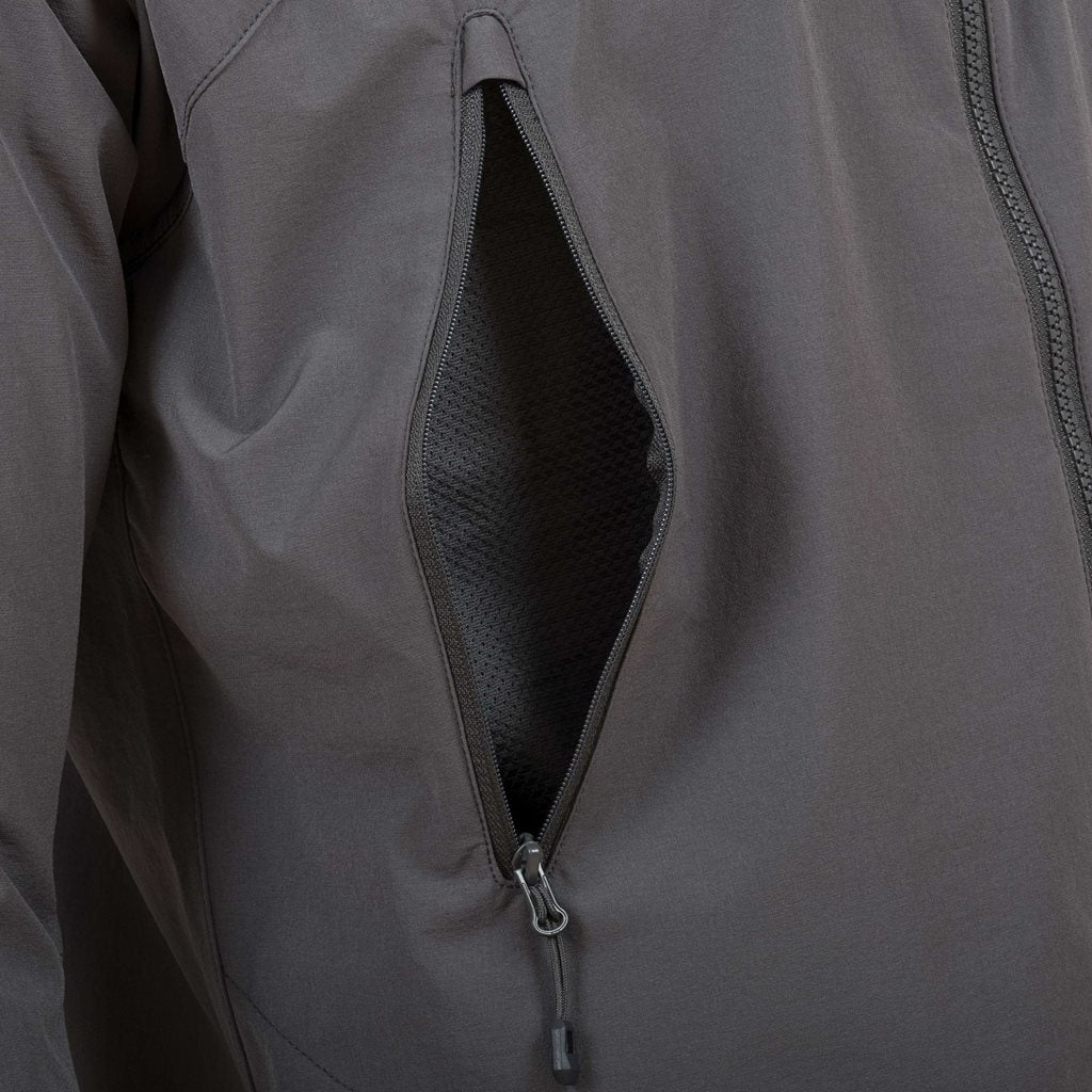 Chaqueta HIRTA SHE gris con cremallera central y dos bolsillos