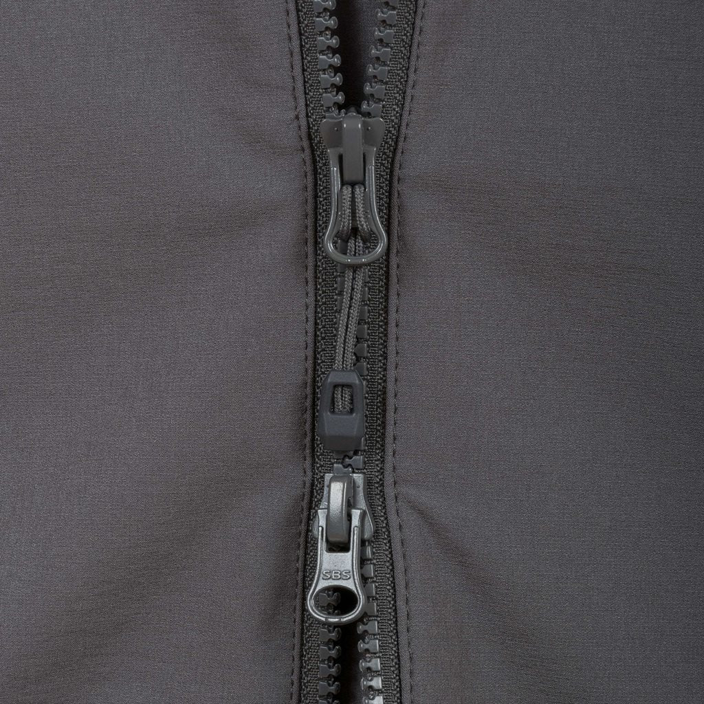 Chaqueta HIRTA SHE gris con cremallera central y dos bolsillos