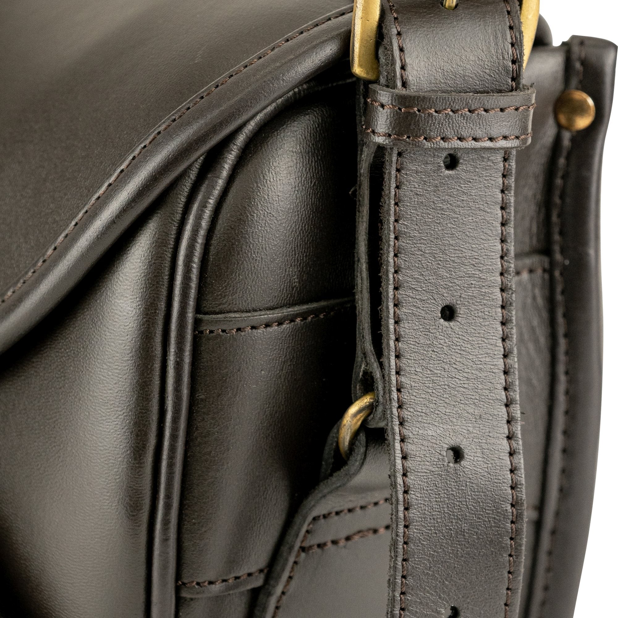 Bolso bandolera de cuero DARK BROWN para cartuchos con solapa y hebilla de latón