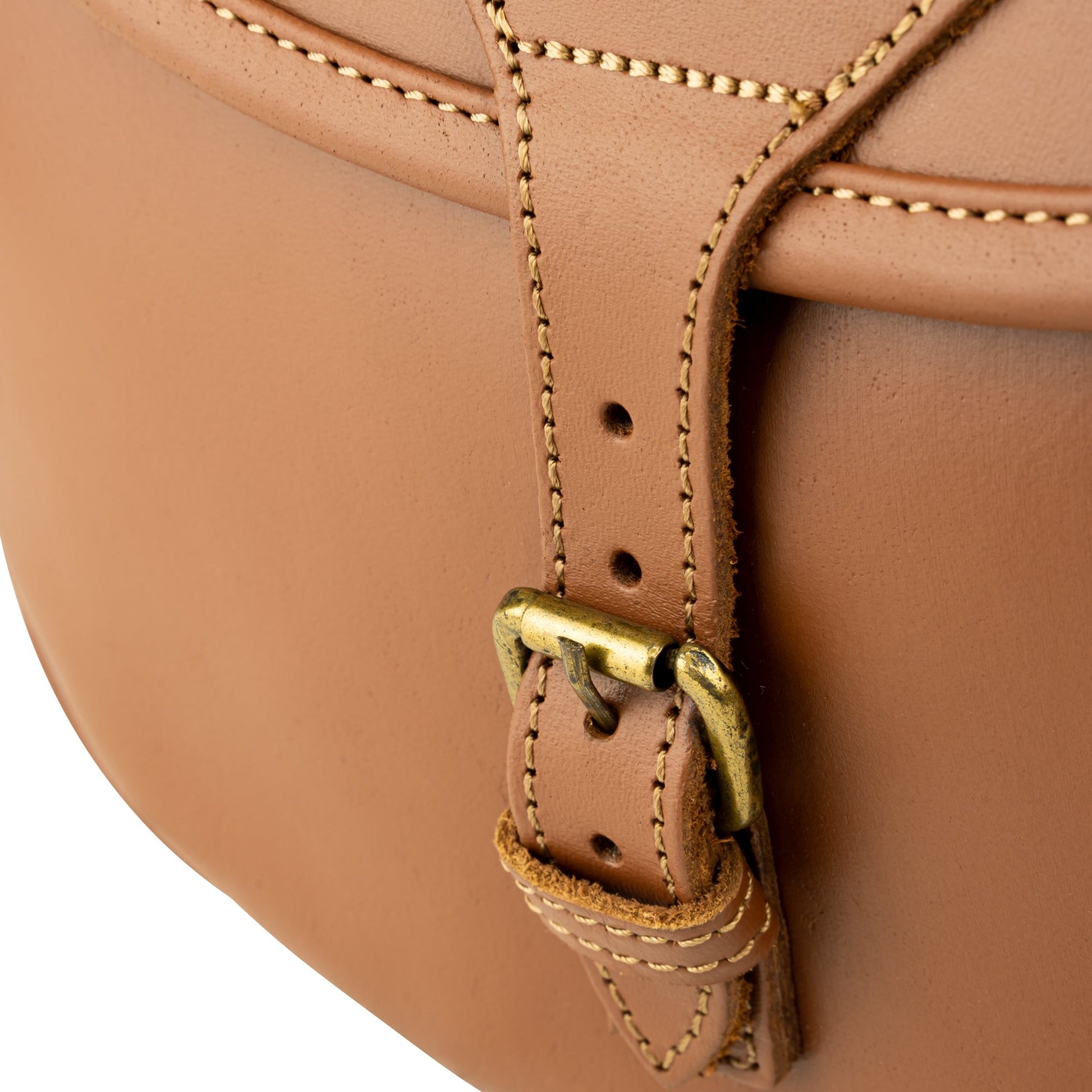 Bolsa de cartuchos de cuero marrón con solapa y hebilla de latón
