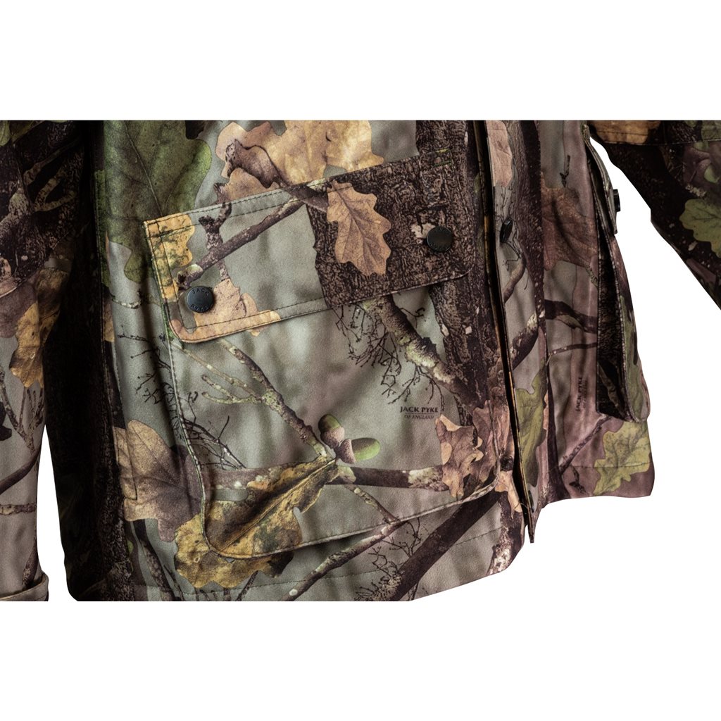 Chaqueta Hunter con membrana impermeable y transpirable en camuflaje, diseñada para caza y actividades outdoor.