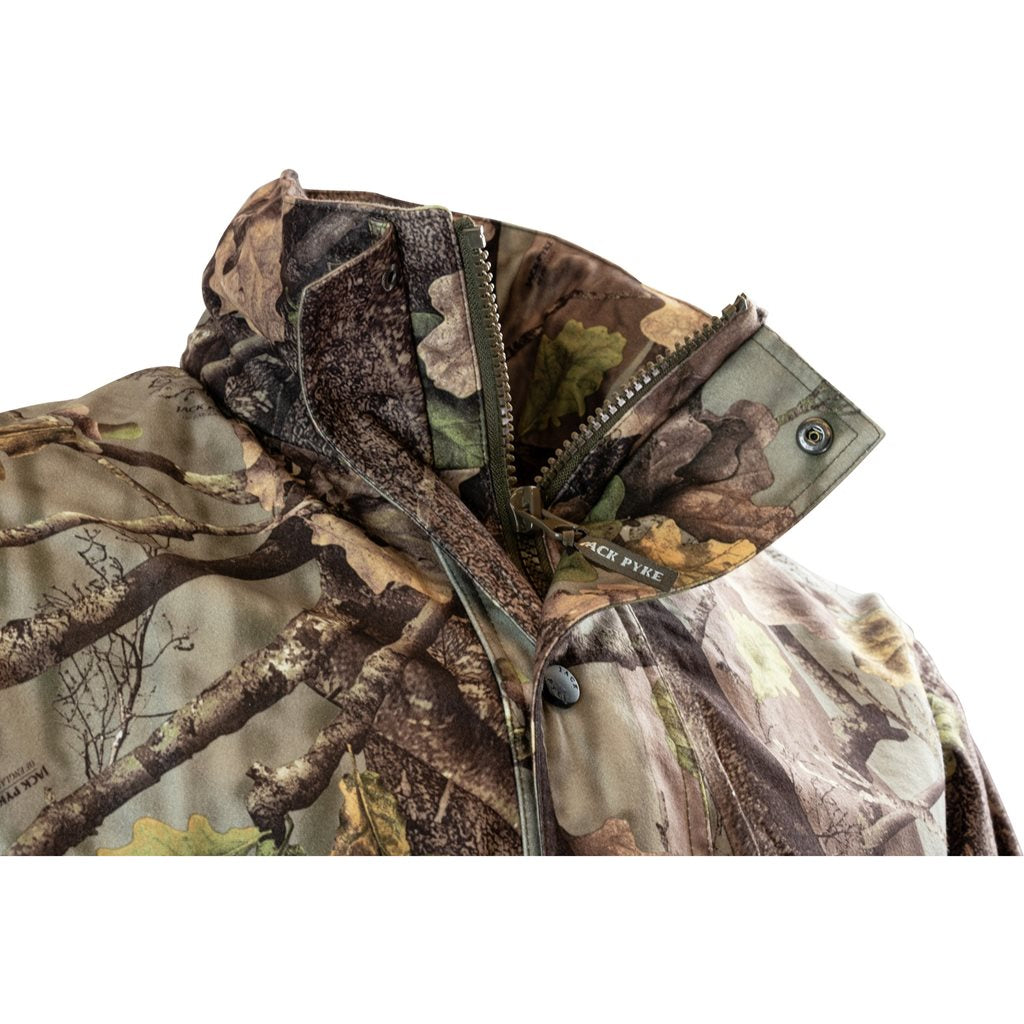 Chaqueta Hunter con membrana impermeable y transpirable en camuflaje, diseñada para caza y actividades outdoor.