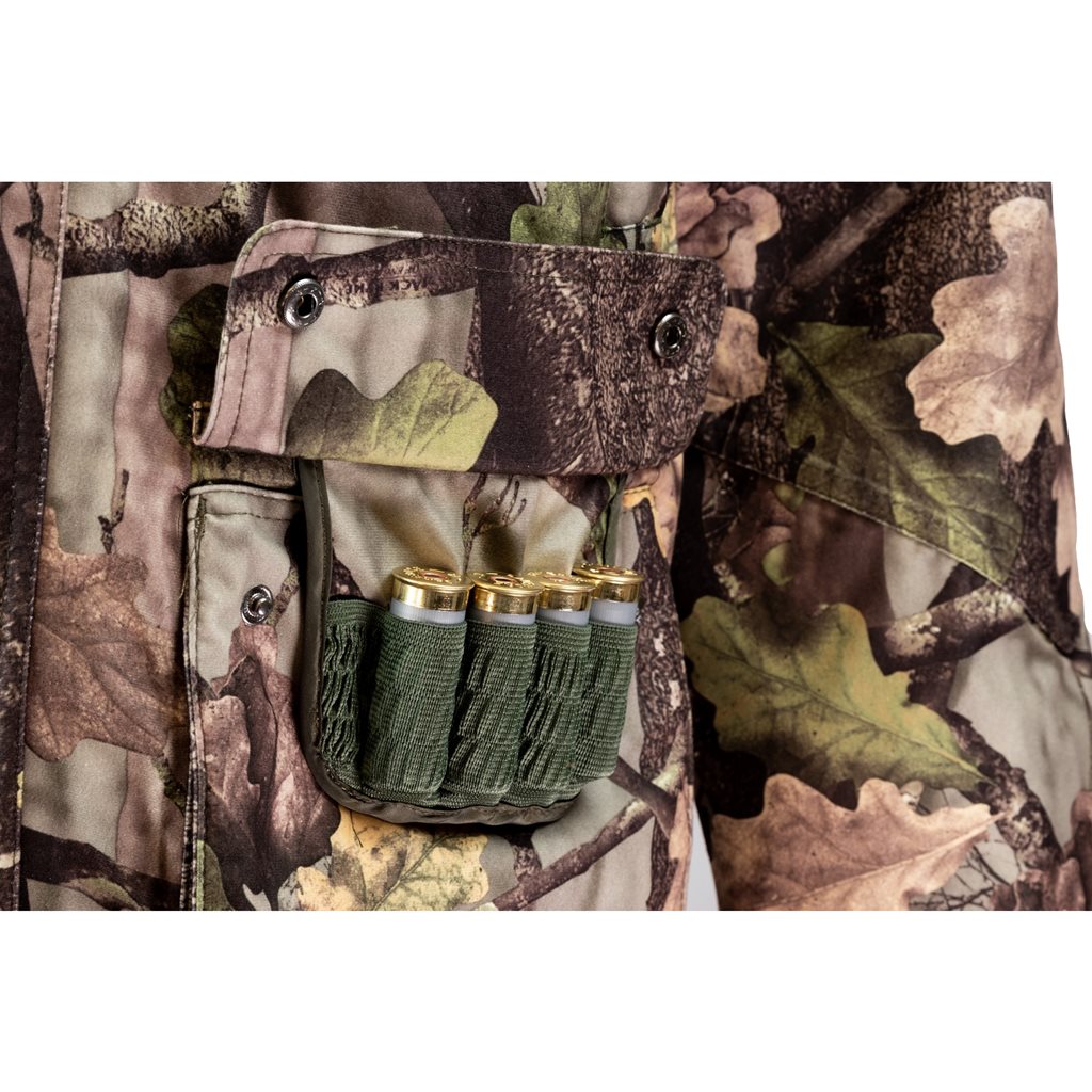 Chaqueta Hunter con membrana impermeable y transpirable en camuflaje, diseñada para caza y actividades outdoor.