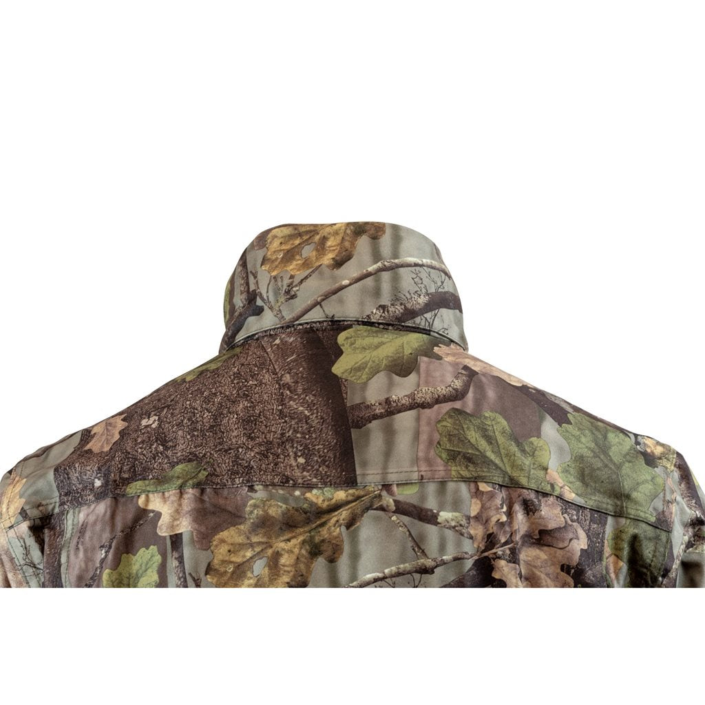 Chaqueta Hunter con membrana impermeable y transpirable en camuflaje, diseñada para caza y actividades outdoor.