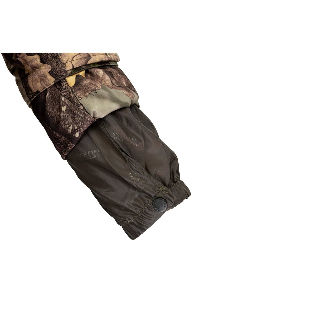 Chaqueta Hunter con membrana impermeable y transpirable en camuflaje, diseñada para caza y actividades outdoor.