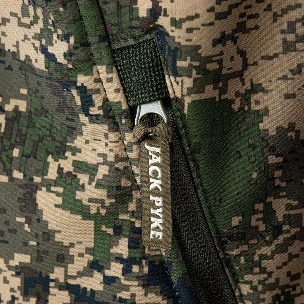 Chaqueta softshell DIGICAM en camuflaje, vista frontal con cierre central y tres bolsillos