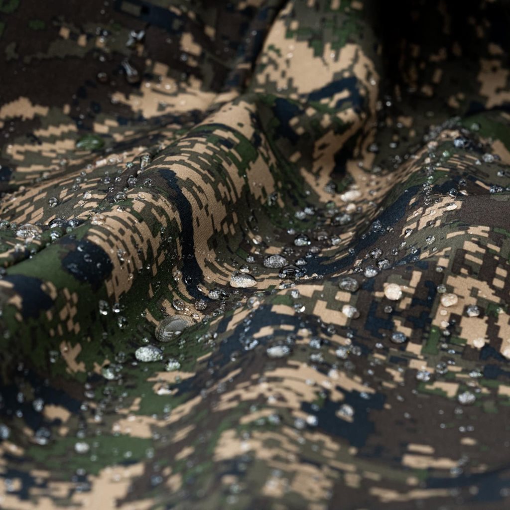 Chaqueta softshell DIGICAM en camuflaje, vista frontal con cierre central y tres bolsillos