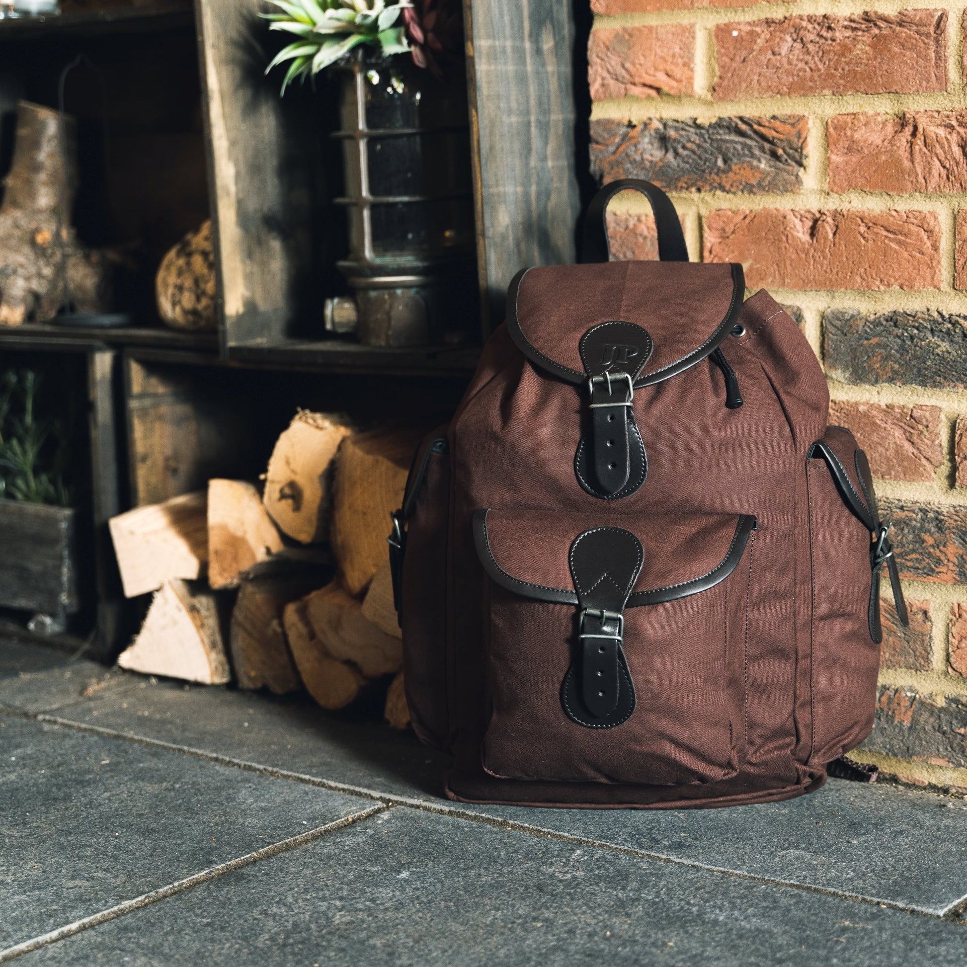 Mochila TRIP de lona marrón con detalles de cuero, 20 L