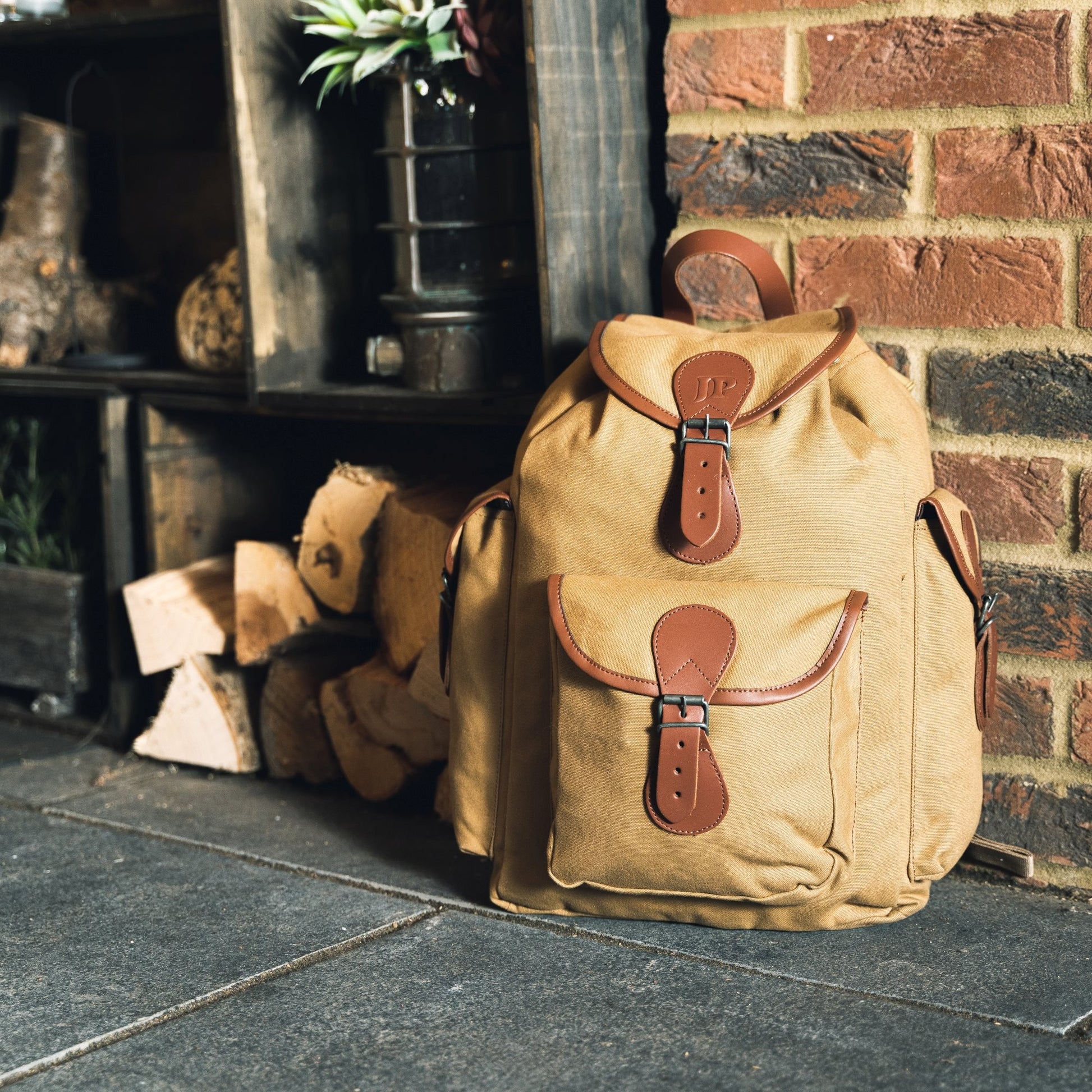 Mochila TRIP de lona marrón con detalles de cuero, 20 L