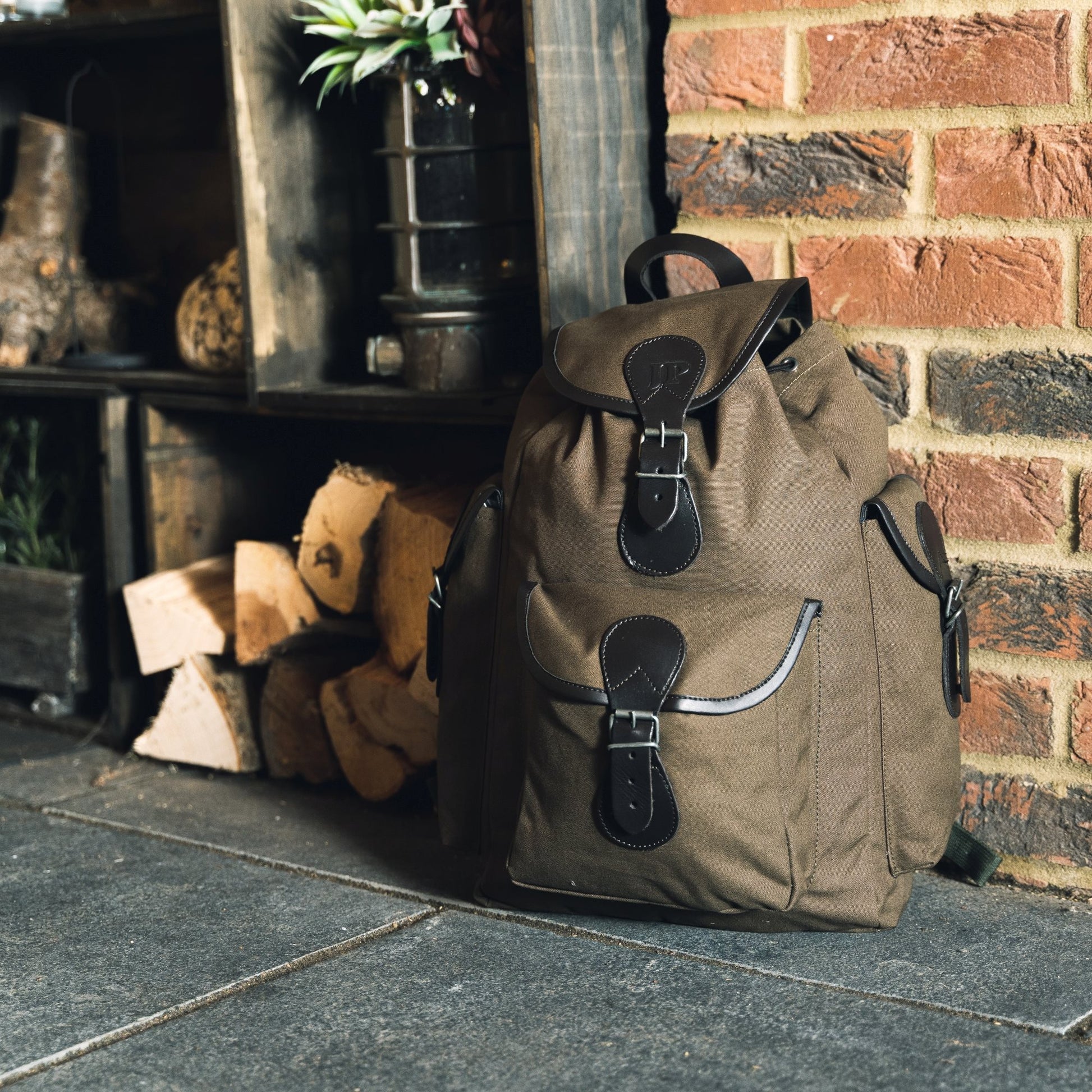Mochila TRIP de lona marrón con detalles de cuero, 20 L