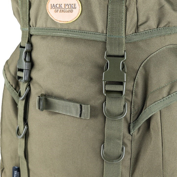 Mochila Bushcraft 25L verde con correas acolchadas, bolsillos laterales y cierre FASTEX