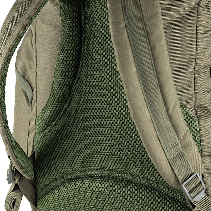 Mochila Bushcraft 25L verde con correas acolchadas, bolsillos laterales y cierre FASTEX