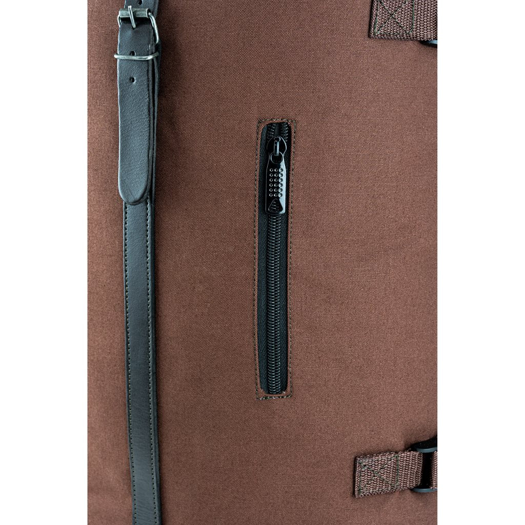 Mochila Fold Top de lona marrón con cierre superior plegable, vista frontal