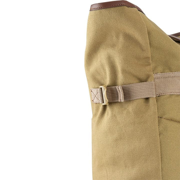 Mochila Fold Top de lona marrón con cierre superior plegable, vista frontal