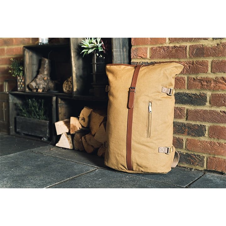 Mochila Fold Top de lona marrón con cierre superior plegable, vista frontal
