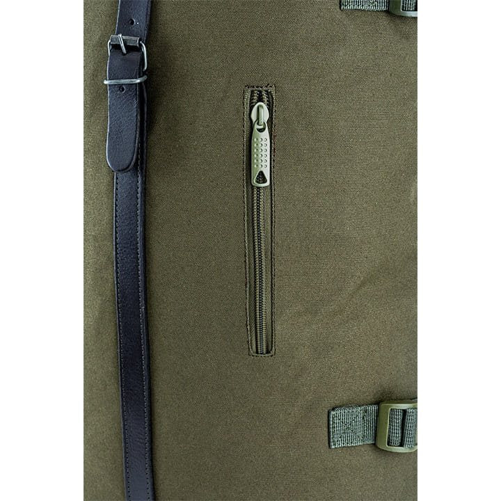 Mochila Fold Top de lona marrón con cierre superior plegable, vista frontal