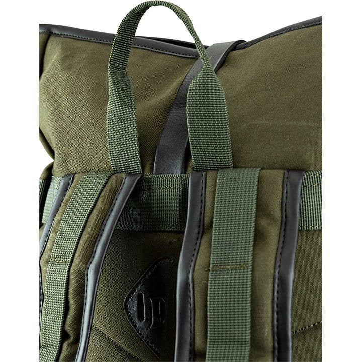 Mochila Fold Top de lona marrón con cierre superior plegable, vista frontal