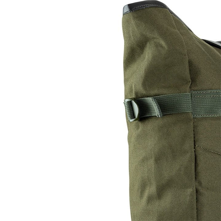Mochila Fold Top de lona marrón con cierre superior plegable, vista frontal
