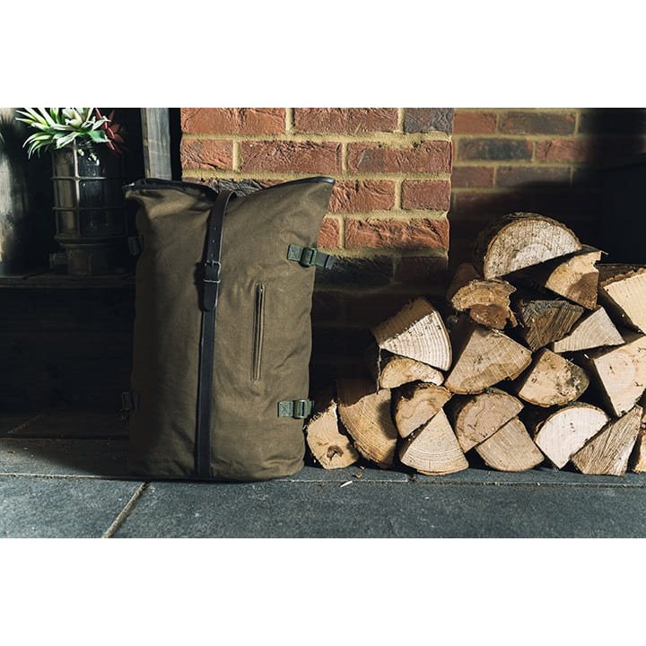 Mochila Fold Top de lona marrón con cierre superior plegable, vista frontal
