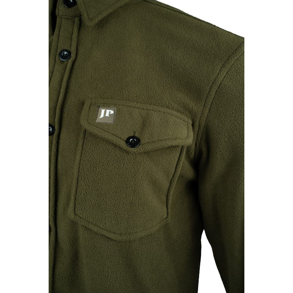 Camisa polar fleece verde oliva oscuro con botones, dos bolsillos en el pecho y puños ajustables