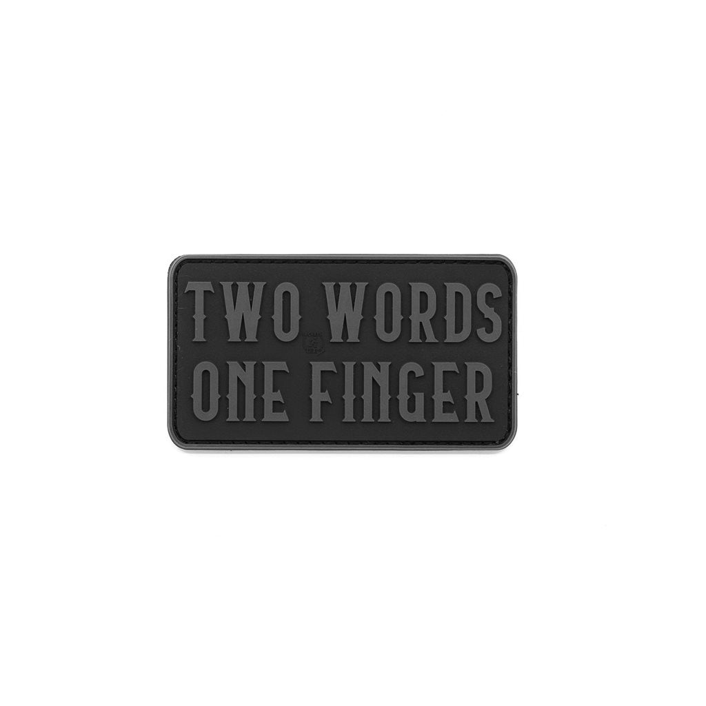 Parche 3D de plástico TWO WORDS ONE FINGER negro 9x5 cm con velcro
