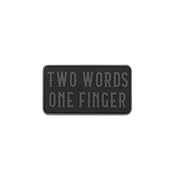 Parche 3D de plástico TWO WORDS ONE FINGER negro 9x5 cm con velcro