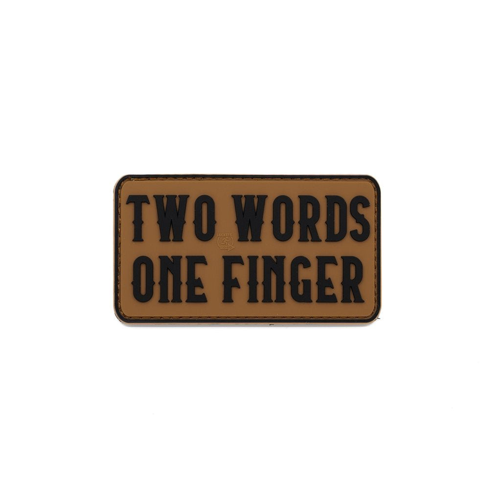 Parche 3D de plástico TWO WORDS ONE FINGER negro 9x5 cm con velcro