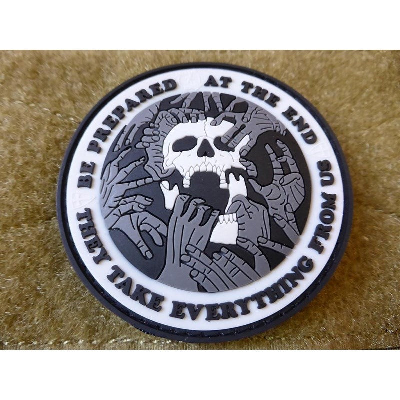 Parche 3D plastico negro/blanco con texto 'BE PREPARED AT THE END' 60 mm