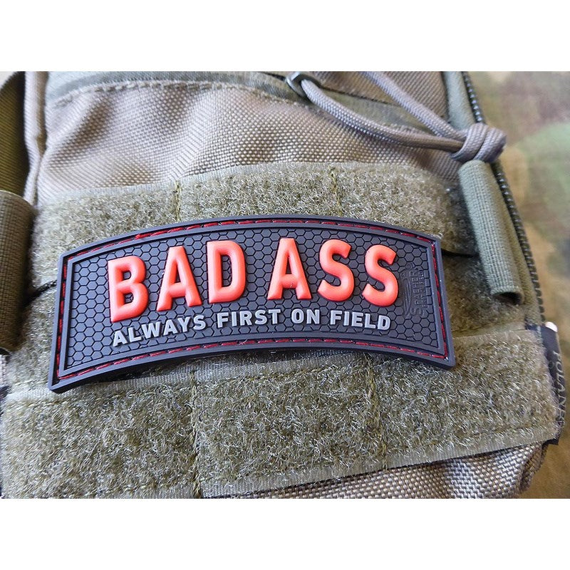 Parche BAD ASS negro y rojo con texto 3D y velcro, aprox. 87 x 37 mm