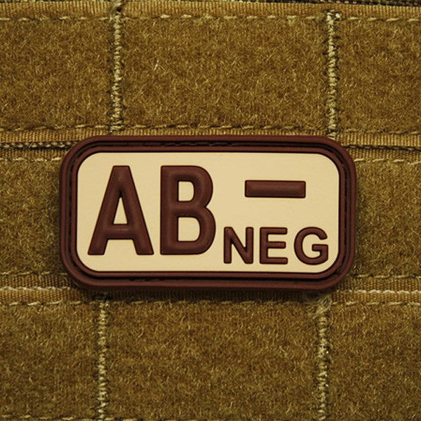 Parche de plástico con indicación del grupo sanguíneo 0 NEG, aprox. 5 x 2,5 cm, reverso con velcro