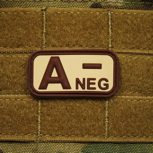 Parche de plástico con indicación del grupo sanguíneo 0 NEG, aprox. 5 x 2,5 cm, reverso con velcro
