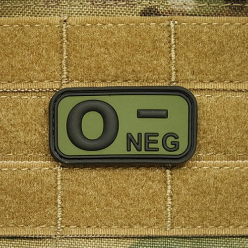 Parche de plástico verde con indicador de grupo sanguíneo 0 negativo y velcro posterior