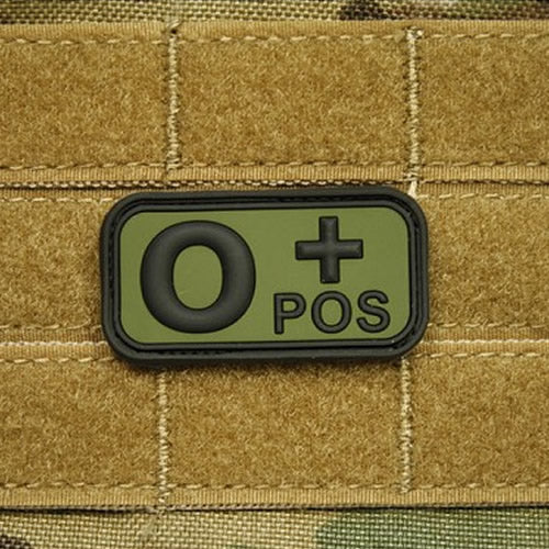 Parche de plástico verde con indicador de grupo sanguíneo 0 negativo y velcro posterior