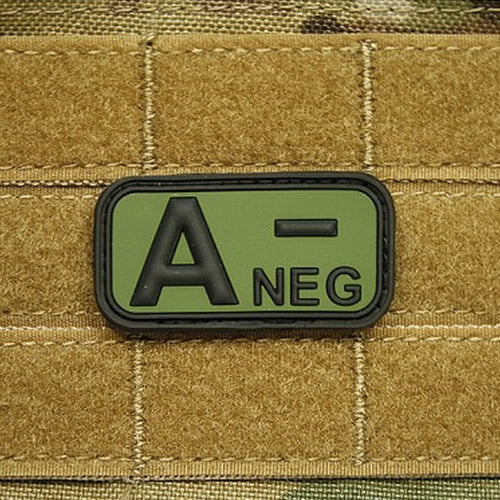 Parche de plástico con indicación del grupo sanguíneo 0 NEG, aprox. 5 x 2,5 cm, reverso con velcro