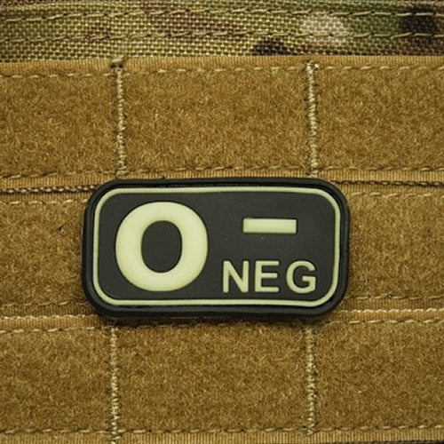 Parche de plástico con indicación del grupo sanguíneo 0 NEG, aprox. 5 x 2,5 cm, reverso con velcro